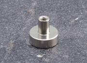 legatoria Magnete con alloggio vite, 13mm NICHELATO, magnete al neodimio N38  (forza di attrazione: 5 kg). ASTA ALLOGGIO VITE: diametro esterno 5mm, altezza esterna 7mm, filettatura 3MA, profondit filettatura 4,5mm. BASE diametro 13mm, altezza base+asta filettata: 11,5mm LEG3985