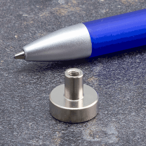 legatoria Magnete con alloggio vite, 13mm NICHELATO, magnete al neodimio N38  (forza di attrazione: 5 kg). ASTA ALLOGGIO VITE: diametro esterno 5mm, altezza esterna 7mm, filettatura 3MA, profondit filettatura 4,5mm. BASE diametro 13mm, altezza base+asta filettata: 11,5mm.