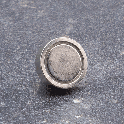 legatoria Magnete con alloggio vite, 16mm NICHELATO, in metallo, con magnete al neodimio N38 (forza di attrazione:8 kg). ASTA ALLOGGIO VITE: diametro esterno 6mm, altezza esterna 7mm, filettatura 4MA, profondit filettatura 4,5mm. BASE diametro 16mm, altezza base+asta filettata: 11,5mm.