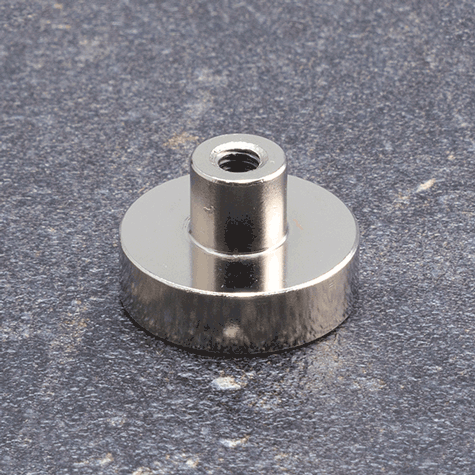 legatoria Magnete con alloggio vite, 20mm NICHELATO, in metallo, con magnete al neodimio N38 (forza di attrazione: 13 kg). ASTA ALLOGGIO VITE: diametro esterno 8mm, altezza esterna 7mm, filettatura 4MA, profondit filettatura 6mm. BASE diametro 20mm, altezza base+asta filettata: 13mm.