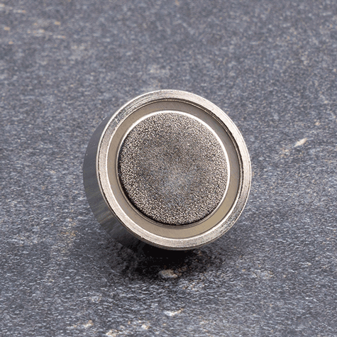 legatoria Magnete con alloggio vite, 20mm NICHELATO, in metallo, con magnete al neodimio N38 (forza di attrazione: 13 kg). ASTA ALLOGGIO VITE: diametro esterno 8mm, altezza esterna 7mm, filettatura 4MA, profondit filettatura 6mm. BASE diametro 20mm, altezza base+asta filettata: 13mm.