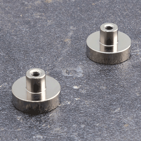 legatoria Magnete con alloggio vite, 20mm NICHELATO, in metallo, con magnete al neodimio N38 (forza di attrazione: 13 kg). ASTA ALLOGGIO VITE: diametro esterno 8mm, altezza esterna 7mm, filettatura 4MA, profondit filettatura 6mm. BASE diametro 20mm, altezza base+asta filettata: 13mm.