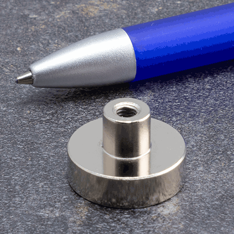 legatoria Magnete con alloggio vite, 20mm NICHELATO, in metallo, con magnete al neodimio N38 (forza di attrazione: 13 kg). ASTA ALLOGGIO VITE: diametro esterno 8mm, altezza esterna 7mm, filettatura 4MA, profondit filettatura 6mm. BASE diametro 20mm, altezza base+asta filettata: 13mm.