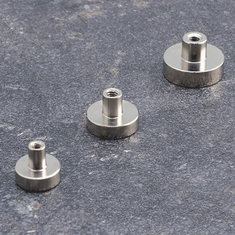 legatoria Magnete con alloggio vite, 20mm NICHELATO, in metallo, con magnete al neodimio N38 (forza di attrazione: 13 kg). ASTA ALLOGGIO VITE: diametro esterno 8mm, altezza esterna 7mm, filettatura 4MA, profondit filettatura 6mm. BASE diametro 20mm, altezza base+asta filettata: 13mm.