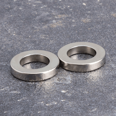 legatoria Rondella magnetica, diametro 26,75mm Diametro esterno 26.75mm. Diametro interno 16mm. Spessore 5 mm. Magnete al Neodimio, grado magnetico N42  (forza di attrazione:11kg).