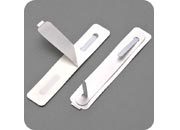 legatoria Fastener autoadesivo in 3 parti, 105x20mm BIANCO, assemblato, linguelle piegate al centro. Base 105x20mm in PVC rigido da 300 micron. Linguella verniciata 148x5mm. Pressino 100x12mm in PVC rigido da 300 micron. Prodotto originale tedesco. MADE IN GERMANY.