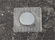 legatoria Calamita da cucire. Diametro18mm, QUADRATA Magnete diametro 18mm, altezza 2 mm, calamita con grado magnetico N35 (forza di attrazione:1,8kg). Ideale per il cucito,  avvolta in una tasca plastica QUADRATA di lato 30 mm. LEG4008