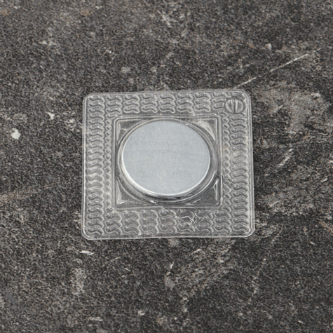 legatoria Calamita da cucire. Diametro18mm, QUADRATA Magnete diametro 18mm, altezza 2 mm, calamita con grado magnetico N35 (forza di attrazione:1,8kg). Ideale per il cucito,  avvolta in una tasca plastica QUADRATA di lato 30 mm..