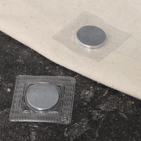 legatoria Calamita da cucire. Diametro18mm, QUADRATA Magnete diametro 18mm, altezza 2 mm, calamita con grado magnetico N35 (forza di attrazione:1,8kg). Ideale per il cucito,  avvolta in una tasca plastica QUADRATA di lato 30 mm..