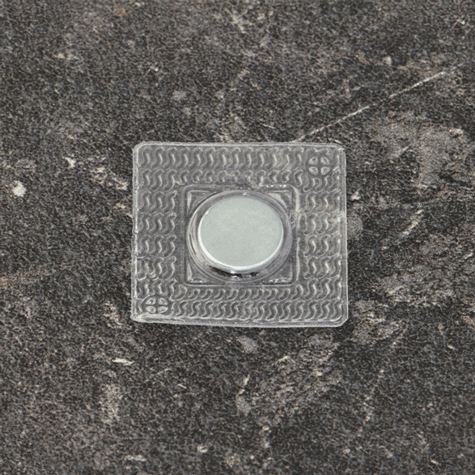 legatoria Calamita da cucire. Diametro12mm, QUADRATA Magnete diametro 12mm, altezza 2 mm, calamita con grado magnetico N35 (forza di attrazione:1,2kg). Ideale per il cucito, � avvolta in una tasca plastica QUADRATA di lato 26 mm..