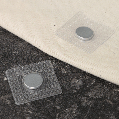 legatoria Calamita da cucire. Diametro12mm, QUADRATA Magnete diametro 12mm, altezza 2 mm, calamita con grado magnetico N35 (forza di attrazione:1,2kg). Ideale per il cucito,  avvolta in una tasca plastica QUADRATA di lato 26 mm..