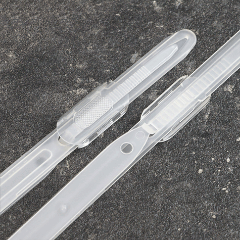 legatoria Fastener polietilene-polipropilene rivettabile, 350fogli TRASPARENTE. Fastener per raccogliere fogli di carta bucati ad interasse 80mm. Dotati di fermo scorrevole. Contengono fino a 350 fogli. La base ha 2 fori per la possibile rivettatura. Lunghezza totale 205mm..