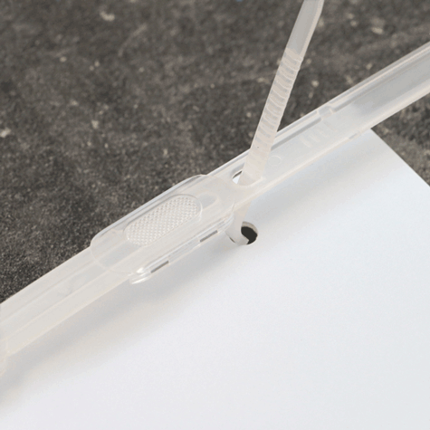 legatoria Fastener polietilene-polipropilene rivettabile, 350fogli TRASPARENTE. Fastener per raccogliere fogli di carta bucati ad interasse 80mm. Dotati di fermo scorrevole. Contengono fino a 350 fogli. La base ha 2 fori per la possibile rivettatura. Lunghezza totale 205mm..