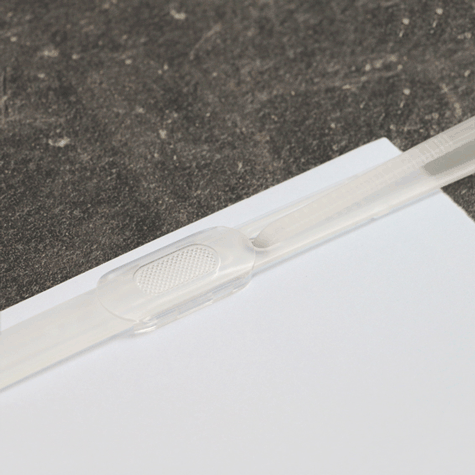 legatoria Fastener polietilene-polipropilene rivettabile, 350fogli TRASPARENTE. Fastener per raccogliere fogli di carta bucati ad interasse 80mm. Dotati di fermo scorrevole. Contengono fino a 350 fogli. La base ha 2 fori per la possibile rivettatura. Lunghezza totale 205mm..