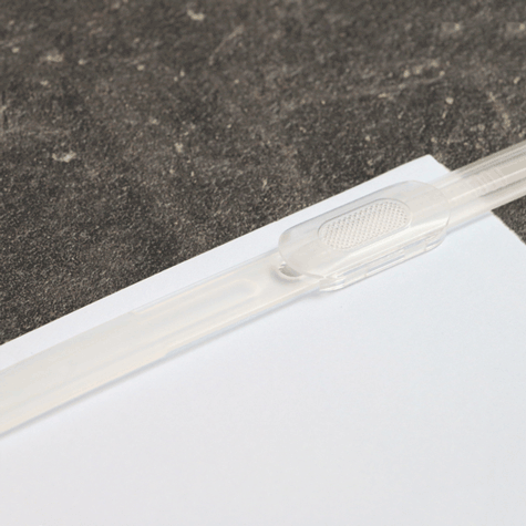 legatoria Fastener polietilene-polipropilene rivettabile, 350fogli TRASPARENTE. Fastener per raccogliere fogli di carta bucati ad interasse 80mm. Dotati di fermo scorrevole. Contengono fino a 350 fogli. La base ha 2 fori per la possibile rivettatura. Lunghezza totale 205mm..