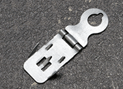 legatoria Gancio per pannelli morbidi  ZINCATO. Dimensioni 49x14mm. Gli uncini di cui  dotato penetrano nel pannello morbido e consentono di appenderlo in modo invisibile.  LEG4011