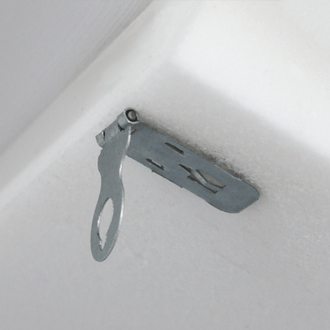 legatoria Gancio per pannelli morbidi  ZINCATO. Dimensioni 49x14mm. Gli uncini di cui  dotato penetrano nel pannello morbido e consentono di appenderlo in modo invisibile. .