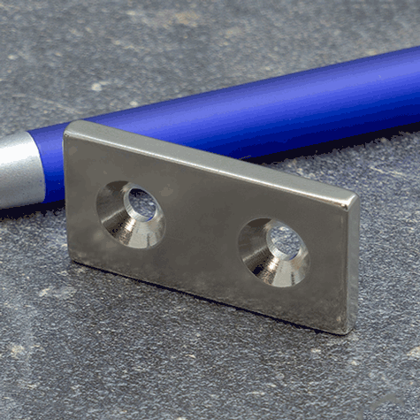 legatoria Magnete con fori svasati, 40x20mm NICHELATO, in metallo, con magnete al neodimio N35. Dimensione 40x20mm, altezza: 4mm, larghezza fori: 4.5-9.5mm (forza di attrazione:14kg).