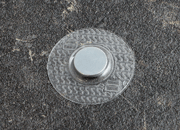 legatoria Calamita da cucire. Diametro12mm, TONDA Magnete diametro 12mm, altezza 2 mm, calamita con grado magnetico N35 (forza di attrazione:1,2kg). Ideale per il cucito, � avvolta in una tasca plastica ROTONDA diametro 28mm. LEG4019