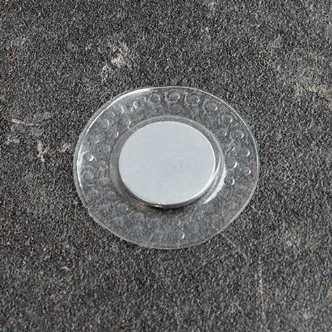 legatoria Calamita da cucire. Diametro18mm, TONDA Magnete diametro 18mm, altezza 2 mm, calamita con grado magnetico N35 (forza di attrazione:1,8kg). Ideale per il cucito,  avvolta in una tasca plastica ROTONDA diametro 28 mm..