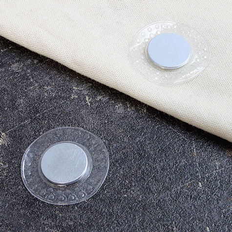 legatoria Calamita da cucire. Diametro18mm, TONDA Magnete diametro 18mm, altezza 2 mm, calamita con grado magnetico N35 (forza di attrazione:1,8kg). Ideale per il cucito,  avvolta in una tasca plastica ROTONDA diametro 28 mm..