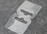 legatoria Appendini autoadesivi euro doppi 50x50mm Trasparente, appendi-blister piegabile, con foratura standard europea. In PET trasparente flessibile, con due aree adesive, per oggetti fino a 500grammi. In rotolo da 500 pezzi. LEG4033