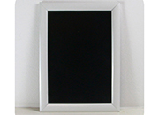 legatoria Cornice alluminio. scatto. A4 BIANCA ANGOLI A SPIGOLO. Per fogli di dimensione A4(210x297mm). Dimensioni esterne: 240x330mm. Area visibile: 190x280mm. Altezza profilo: 25mm. La cornice  dotata di foglio protettivo in PVC trasparente antiriflesso.