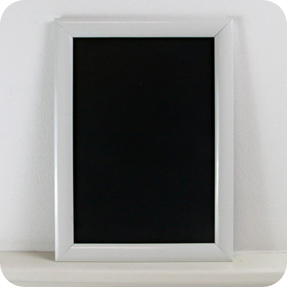 legatoria Cornice alluminio. scatto. A4 BIANCA ANGOLI A SPIGOLO. Per fogli di dimensione A4(210x297mm). Dimensioni esterne: 240x330mm. Area visibile: 190x280mm. Altezza profilo: 25mm. La cornice � dotata di foglio protettivo in PVC trasparente antiriflesso.