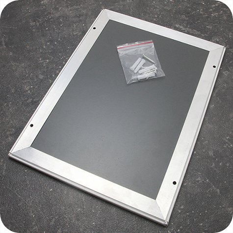 legatoria Cornice alluminio. scatto. A4 BIANCA ANGOLI A SPIGOLO. Per fogli di dimensione A4(210x297mm). Dimensioni esterne: 240x330mm. Area visibile: 190x280mm. Altezza profilo: 25mm. La cornice � dotata di foglio protettivo in PVC trasparente antiriflesso.