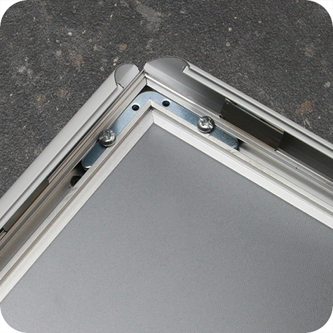 legatoria Cornice alluminio. scatto. A4 BIANCA ANGOLI A SPIGOLO. Per fogli di dimensione A4(210x297mm). Dimensioni esterne: 240x330mm. Area visibile: 190x280mm. Altezza profilo: 25mm. La cornice � dotata di foglio protettivo in PVC trasparente antiriflesso.