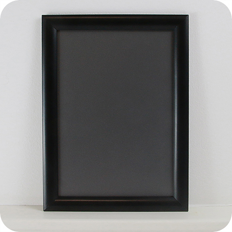 legatoria Cornice alluminio. scatto. A4 NERA ANGOLI A SPIGOLO. Per fogli di dimensione A4(210x297mm). Dimensioni esterne: 240x330mm. Area visibile: 190x280mm. Altezza profilo: 25mm. La cornice � dotata di foglio protettivo in PVC trasparente antiriflesso.