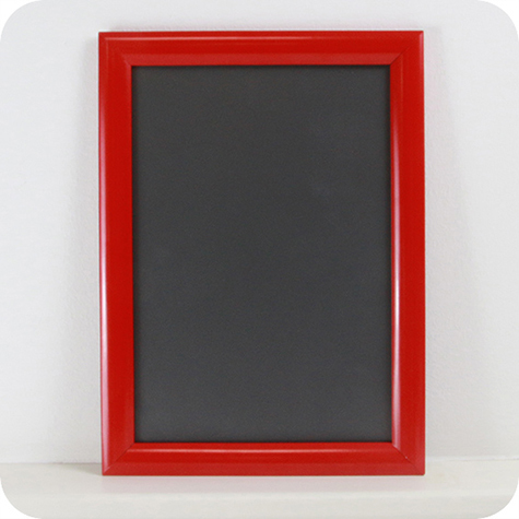 legatoria Cornice alluminio. scatto. A4 ROSSA ANGOLI A SPIGOLO. Per fogli di dimensione A4(210x297mm). Dimensioni esterne: 240x330mm. Area visibile: 190x280mm. Altezza profilo: 25mm. La cornice � dotata di foglio protettivo in PVC trasparente antiriflesso.