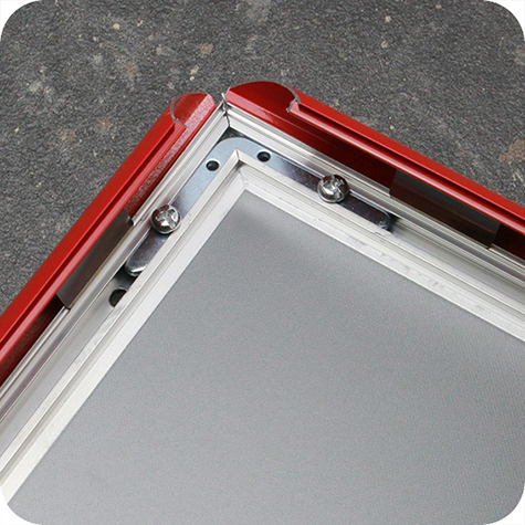 legatoria Cornice alluminio. scatto. A4 ROSSA ANGOLI A SPIGOLO. Per fogli di dimensione A4(210x297mm). Dimensioni esterne: 240x330mm. Area visibile: 190x280mm. Altezza profilo: 25mm. La cornice � dotata di foglio protettivo in PVC trasparente antiriflesso.