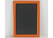 legatoria Cornice alluminio. scatto. A4 ARANCIONE ANGOLI A SPIGOLO. Per fogli di dimensione A4(210x297mm). Dimensioni esterne: 240x330mm. Area visibile: 190x280mm. Altezza profilo: 25mm. La cornice  dotata di foglio protettivo in PVC trasparente antiriflesso.