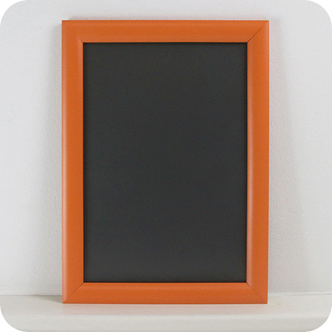 legatoria Cornice alluminio. scatto. A4 ARANCIONE ANGOLI A SPIGOLO. Per fogli di dimensione A4(210x297mm). Dimensioni esterne: 240x330mm. Area visibile: 190x280mm. Altezza profilo: 25mm. La cornice � dotata di foglio protettivo in PVC trasparente antiriflesso.