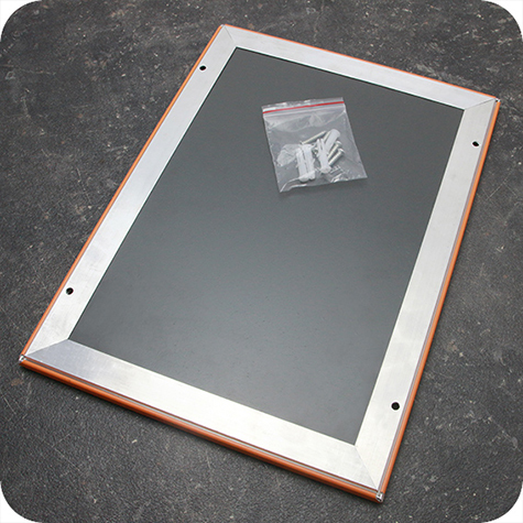 legatoria Cornice alluminio. scatto. A4 ARANCIONE ANGOLI A SPIGOLO. Per fogli di dimensione A4(210x297mm). Dimensioni esterne: 240x330mm. Area visibile: 190x280mm. Altezza profilo: 25mm. La cornice � dotata di foglio protettivo in PVC trasparente antiriflesso.