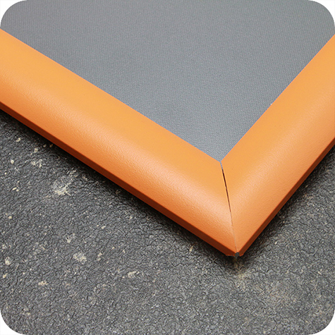 legatoria Cornice alluminio. scatto. A4 ARANCIONE ANGOLI A SPIGOLO. Per fogli di dimensione A4(210x297mm). Dimensioni esterne: 240x330mm. Area visibile: 190x280mm. Altezza profilo: 25mm. La cornice � dotata di foglio protettivo in PVC trasparente antiriflesso.