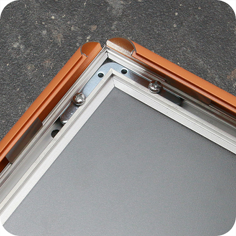 legatoria Cornice alluminio. scatto. A4 ARANCIONE ANGOLI A SPIGOLO. Per fogli di dimensione A4(210x297mm). Dimensioni esterne: 240x330mm. Area visibile: 190x280mm. Altezza profilo: 25mm. La cornice � dotata di foglio protettivo in PVC trasparente antiriflesso.