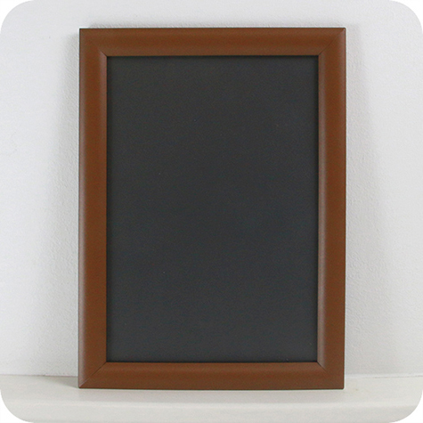 legatoria Cornice alluminio. scatto. A4 MARRONE MARRONE, ANGOLI A SPIGOLO. Per fogli di dimensione A4(210x297mm). Dimensioni esterne: 240x330mm. Area visibile: 190x280mm. Altezza profilo: 25mm. La cornice � dotata di foglio protettivo in PVC trasparente antiriflesso.