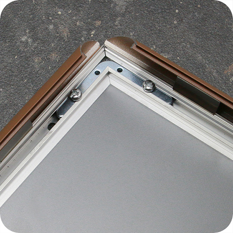 legatoria Cornice alluminio. scatto. A4 MARRONE MARRONE, ANGOLI A SPIGOLO. Per fogli di dimensione A4(210x297mm). Dimensioni esterne: 240x330mm. Area visibile: 190x280mm. Altezza profilo: 25mm. La cornice � dotata di foglio protettivo in PVC trasparente antiriflesso.