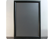 legatoria Cornice alluminio. scatto. A3 NERA NERA, ANGOLI SQUADRATI. Per fogli di dimensione A3(297x420mm). Dimensioni esterne: 330x450mm. Area visibile: 278x400mm. Altezza profilo: 25mm. La cornice � dotata di foglio protettivo in PVC trasparente antiriflesso LEG4093