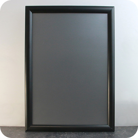 legatoria Cornice alluminio. scatto. A3 NERA NERA, ANGOLI SQUADRATI. Per fogli di dimensione A3(297x420mm). Dimensioni esterne: 330x450mm. Area visibile: 278x400mm. Altezza profilo: 25mm. La cornice � dotata di foglio protettivo in PVC trasparente antiriflesso.
