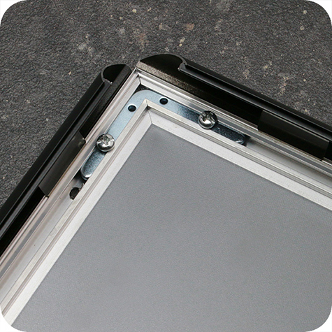 legatoria Cornice alluminio. scatto. A3 NERA NERA, ANGOLI SQUADRATI. Per fogli di dimensione A3(297x420mm). Dimensioni esterne: 330x450mm. Area visibile: 278x400mm. Altezza profilo: 25mm. La cornice � dotata di foglio protettivo in PVC trasparente antiriflesso.