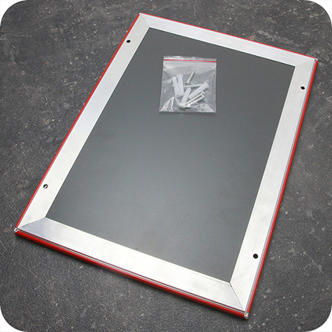 legatoria Cornice alluminio. scatto. A3 ROSSA ROSSA, ANGOLI SQUADRATI. Per fogli di dimensione A3(297x420mm). Dimensioni esterne: 330x450mm. Area visibile: 278x400mm. Altezza profilo: 25mm. La cornice � dotata di foglio protettivo in PVC trasparente antiriflesso.