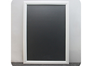 legatoria Cornice alluminio. scatto. A2 BIANCA ANGOLI SQUADRATI. Per fogli di dimensione A2(420x594mm). Dimensioni esterne: 450x625mm. Area visibile: 400x575mm. Altezza profilo: 25mm. La cornice  dotata di foglio protettivo in PVC trasparente antiriflesso.