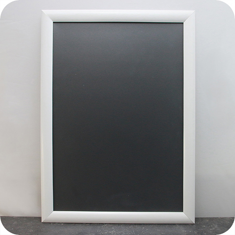 legatoria Cornice alluminio. scatto. A2 BIANCA ANGOLI SQUADRATI. Per fogli di dimensione A2(420x594mm). Dimensioni esterne: 450x625mm. Area visibile: 400x575mm. Altezza profilo: 25mm. La cornice � dotata di foglio protettivo in PVC trasparente antiriflesso.