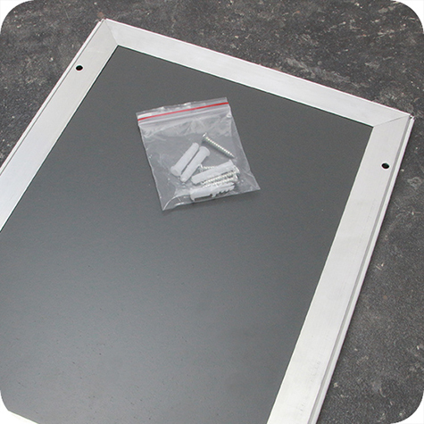 legatoria Cornice alluminio. scatto. A2 BIANCA ANGOLI SQUADRATI. Per fogli di dimensione A2(420x594mm). Dimensioni esterne: 450x625mm. Area visibile: 400x575mm. Altezza profilo: 25mm. La cornice � dotata di foglio protettivo in PVC trasparente antiriflesso.