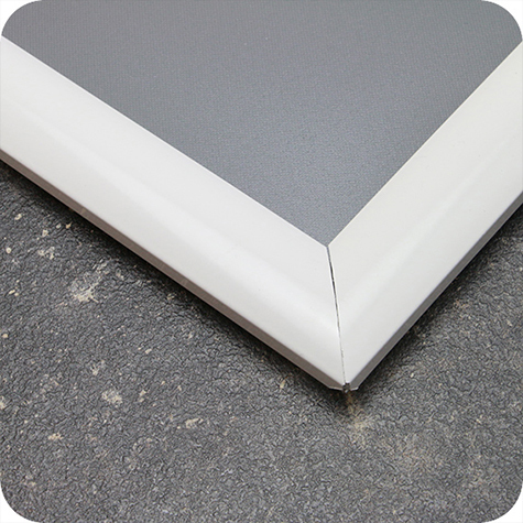 legatoria Cornice alluminio. scatto. A2 BIANCA ANGOLI SQUADRATI. Per fogli di dimensione A2(420x594mm). Dimensioni esterne: 450x625mm. Area visibile: 400x575mm. Altezza profilo: 25mm. La cornice � dotata di foglio protettivo in PVC trasparente antiriflesso.