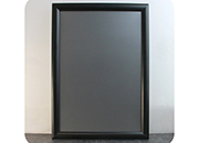 legatoria Cornice alluminio. scatto. A2 NERA NERA, ANGOLI SQUADRATI. Per fogli di dimensione A2(420x594mm). Dimensioni esterne: 450x625mm. Area visibile: 400x575mm. Altezza profilo: 25mm. La cornice  dotata di foglio protettivo in PVC trasparente antiriflesso.