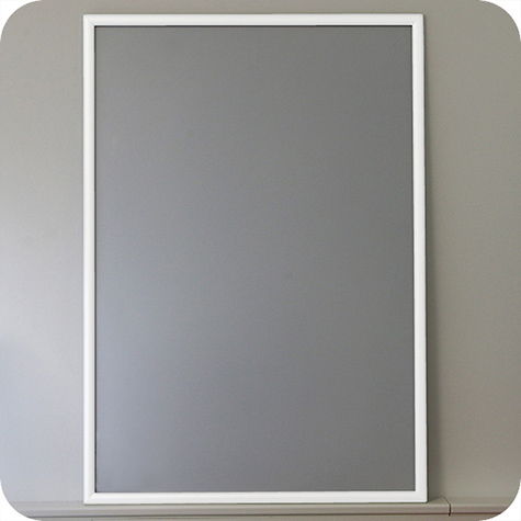 legatoria Cornice alluminio. scatto. A1 BIANCA BIANCA, ANGOLI SQUADRATI. Per fogli di dimensione A1(594x841mm). Dimensioni esterne: 625x870mm. Area visibile: 575x820mm. Altezza profilo: 25mm. La cornice � dotata di foglio protettivo in PVC trasparente antiriflesso.